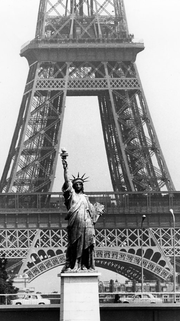 Tour Eiffel et statue de la Lliberte Paris