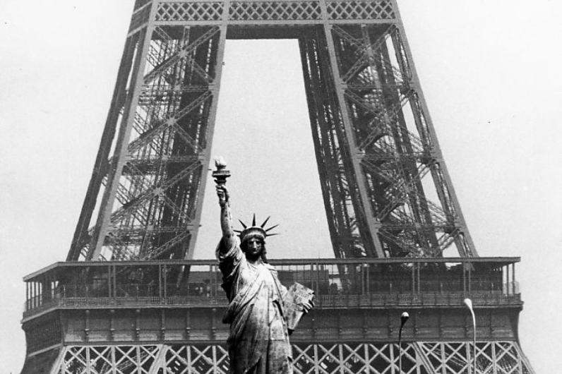 Tour Eiffel et statue de la Lliberte Paris