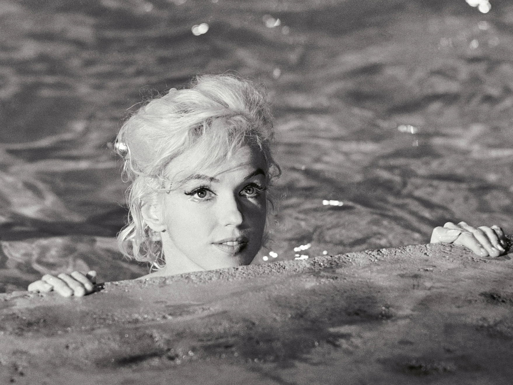 Marilyn Monroe close up in pool (black and white) 1962